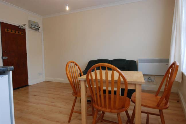 Studio flat to rent in Hornsey, N19 Main Photo