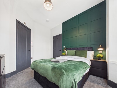 Four Bedroom Stylish HMO to Let Main Photo