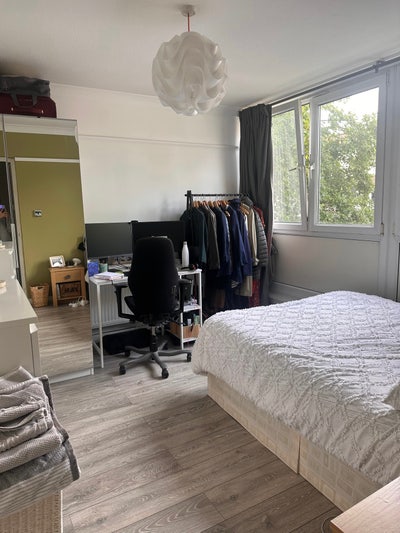 Lovely bright room available  Main Photo