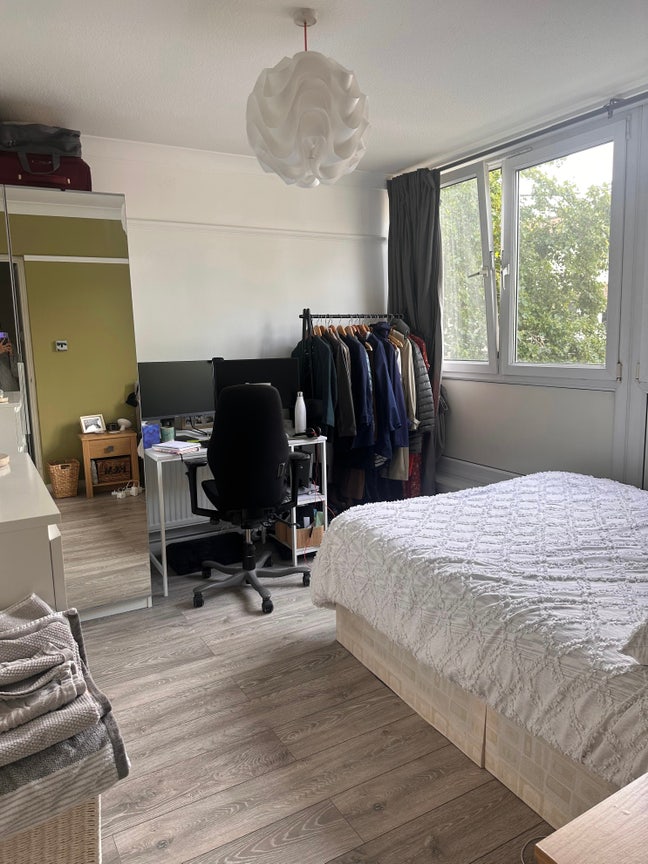 Lovely bright room available  Main Photo