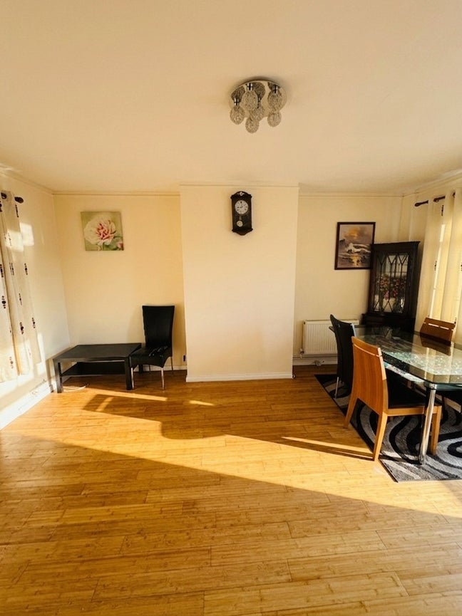 3 Bed Flat to Rent - Staines -&pound;1699 Ex Bills Main Photo