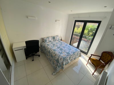 From 1.10 ! Double Room in Modern 3 Bedroom Flat! Main Photo