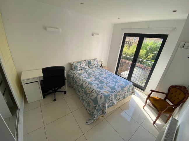From 1.10 ! Double Room in Modern 3 Bedroom Flat! Main Photo