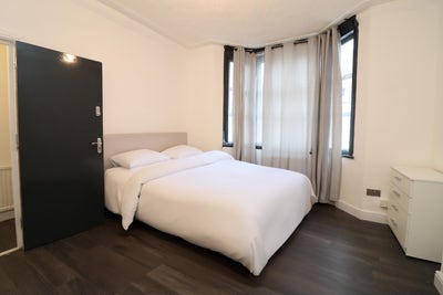 Spaced double room with garden by Jubilee line  Main Photo