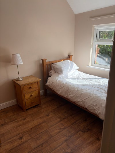 Nice size single room to let in a lovely house  Main Photo