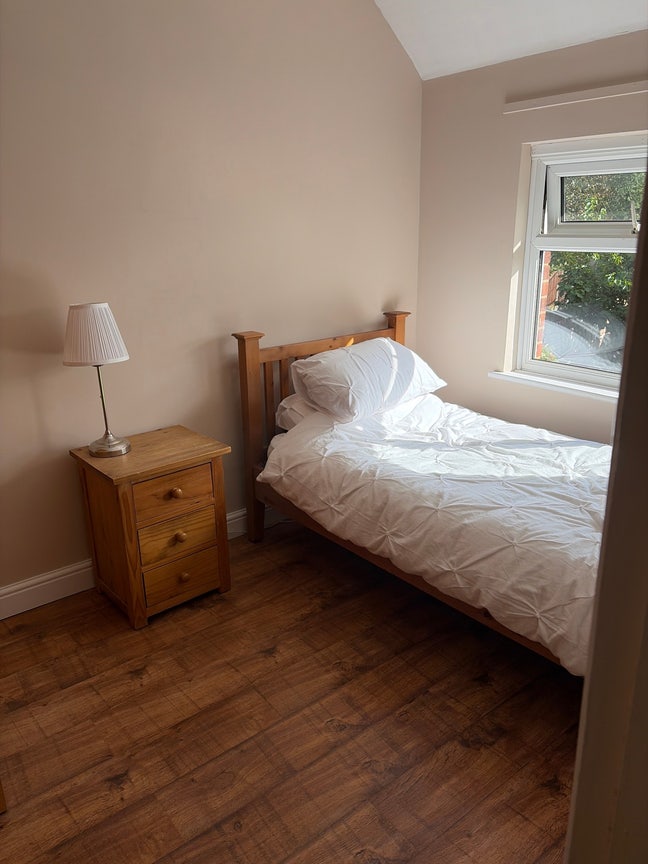 Nice size single room to let in a lovely house  Main Photo