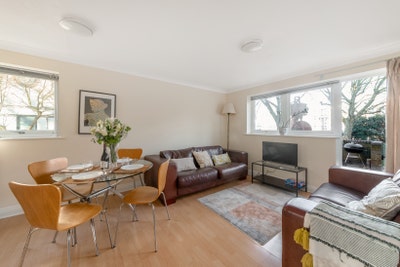 Dock Views 2-Bed Flat | Bills Incl + Free Parking Main Photo
