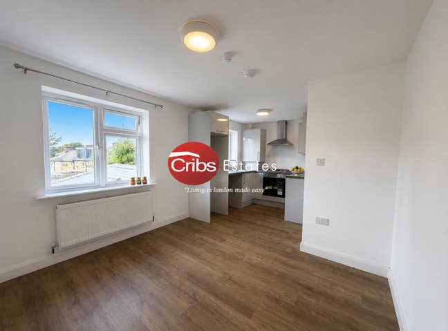 2 Bedroom Flat In Morden SM4 Main Photo