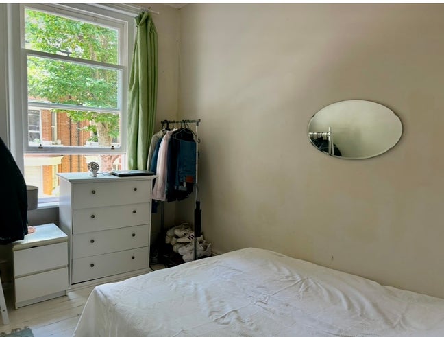 Bright room in clean calm flat - suit female Main Photo