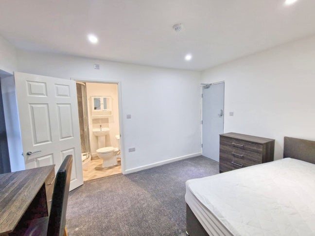 ** NEW LARGE En Suites Stirchley -No Bills To Pay! Main Photo