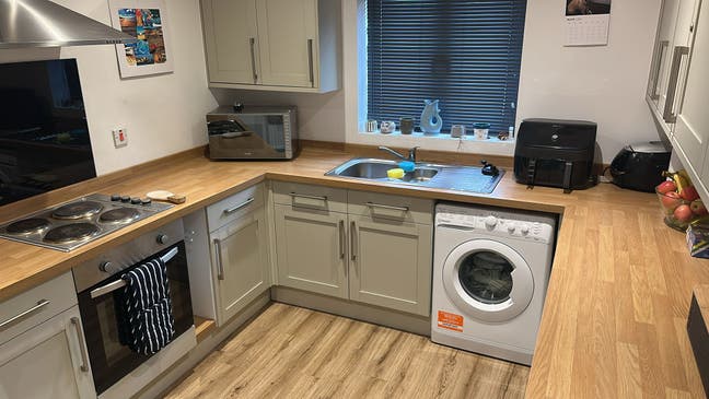 Room for rent in 3 bed semi detached house  Main Photo