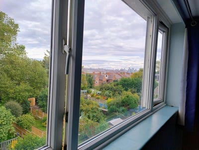 Spacious double room with a view  Main Photo