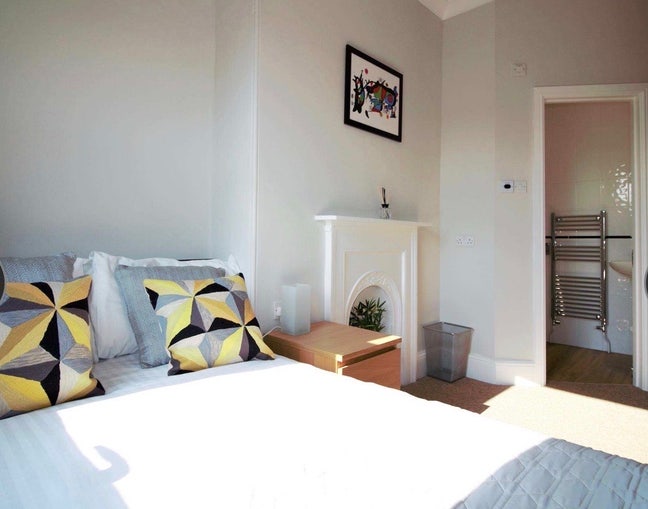 All bills inc, HPC bus 3mins,ensuite. Main Photo