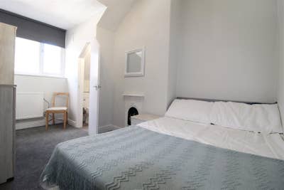 Large Room with Ensuite Shower Room in Kirkstall Main Photo