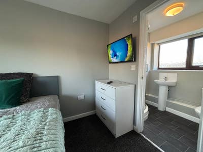 Ensuite Room by the Airport B33 Coming Soon Main Photo