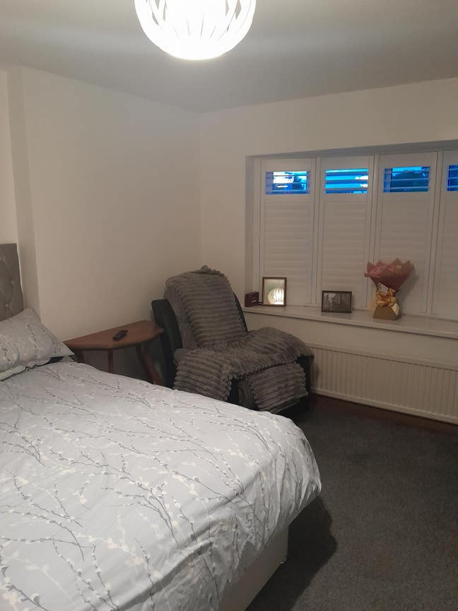 Room in family home Main Photo