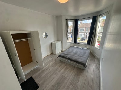***Ensuite in Seven Kings Station Asap *** Main Photo
