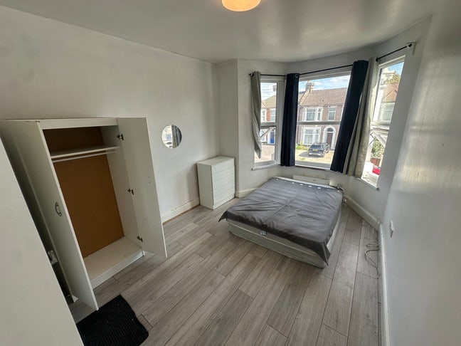 ***Ensuite in Seven Kings Station Asap *** Main Photo