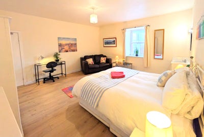 Choice of huge rooms, parking, by town centre Main Photo