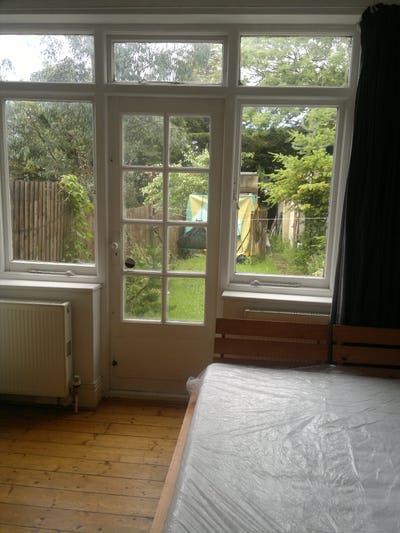 Large Double Room in friendly house Main Photo