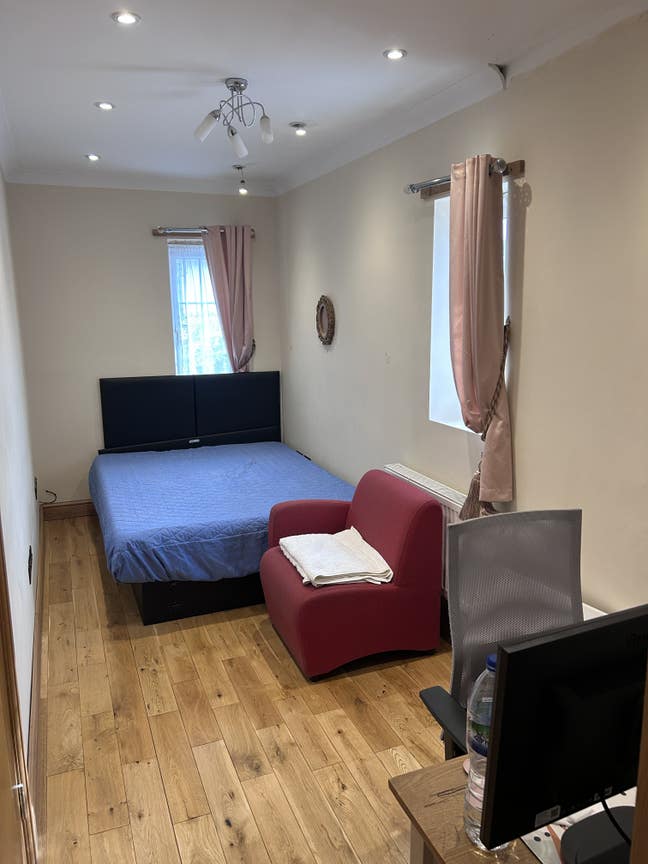Extra Large Bright Single room Main Photo