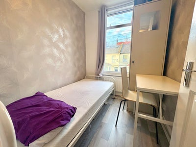 *Bills included* Room in brilliant location Main Photo