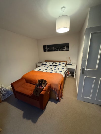 One double bedroom 4 min walk to town centre. Main Photo