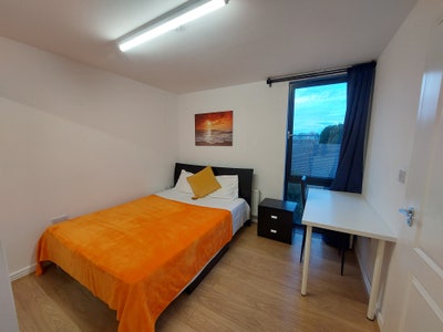 Double Rooms-Short Walk to Canary Wharf (E14 area) Main Photo