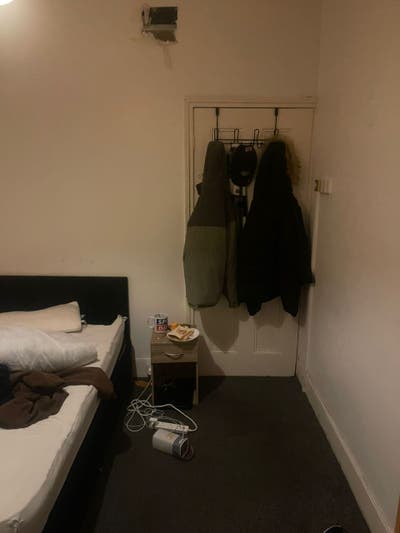 A room in a 3 bed flat two working male  Main Photo