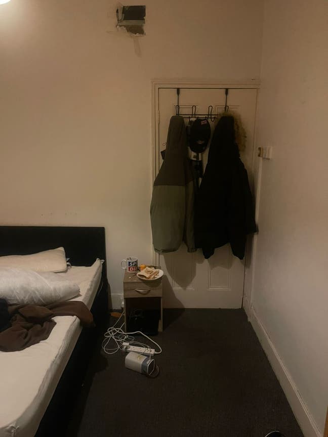 A room in a 3 bed flat two working male  Main Photo