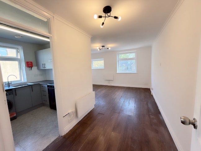 2 bedroom flat on Pitshanger Lane, W5 Main Photo