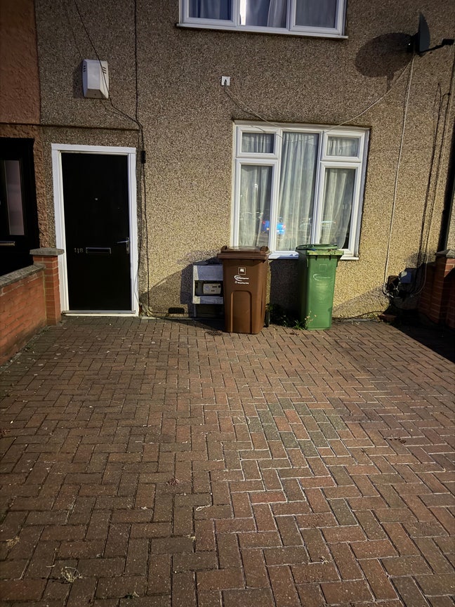 One Double sized room for rent Main Photo