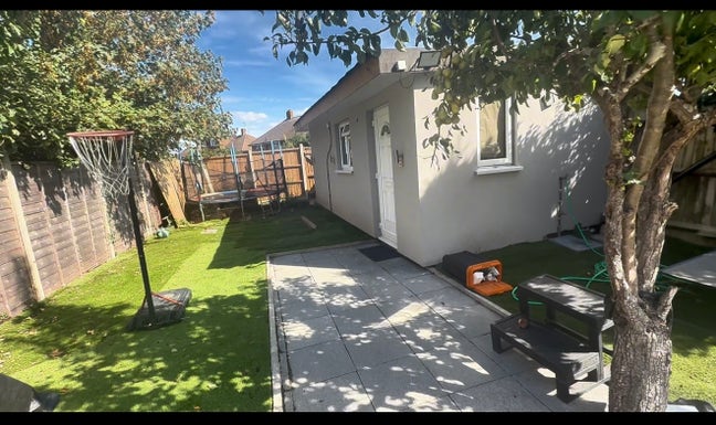 A bright and spacious studio flat is available  Main Photo