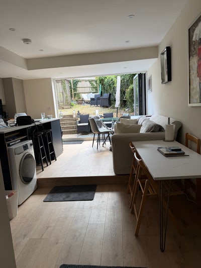Double room next to own bathroom w/fitted Wdrobes Main Photo