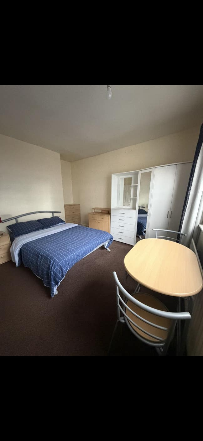 Large double room to share in a 4 bedrooms house Main Photo