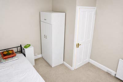 Room To Let In SW20-Raynes Park Main Photo