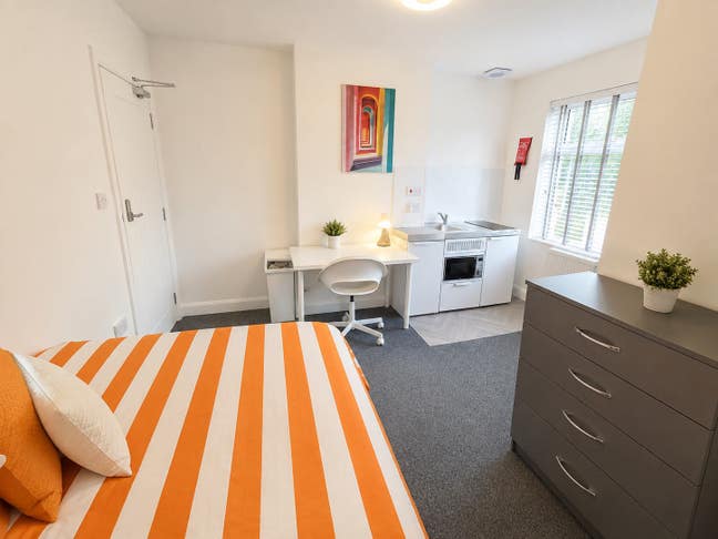 ** NEW Modern Studios & En Suites No Bills to Pay! Main Photo