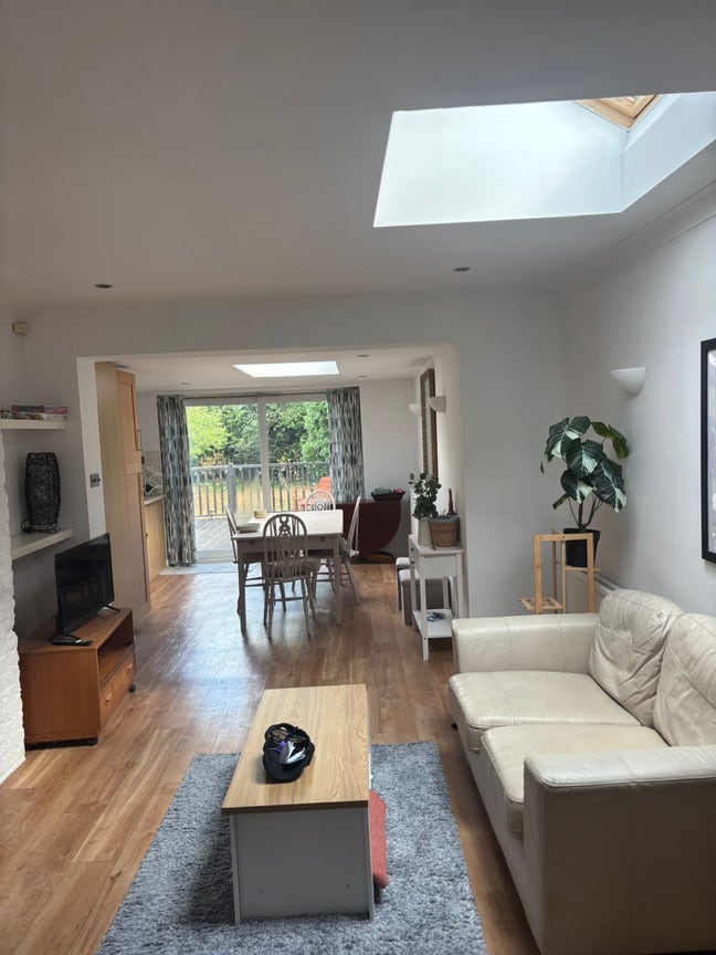 En-suite room in shared bungalow in Windsor Main Photo