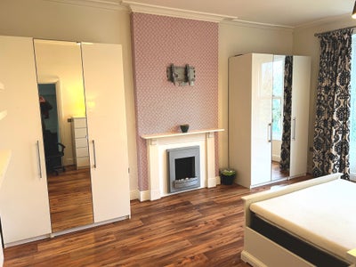 Very Large room Main Photo