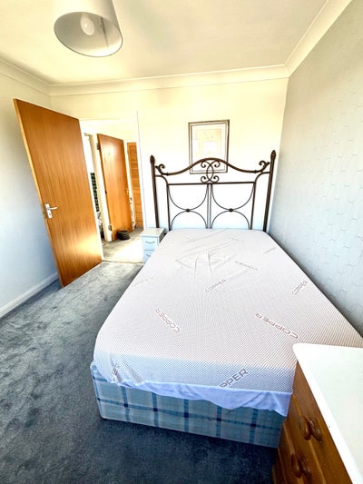 Lovely spacious room with double bed for single oc Main Photo