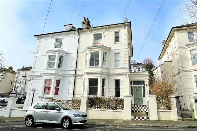 By Brighton station | garden flat | avl. part-week Main Photo