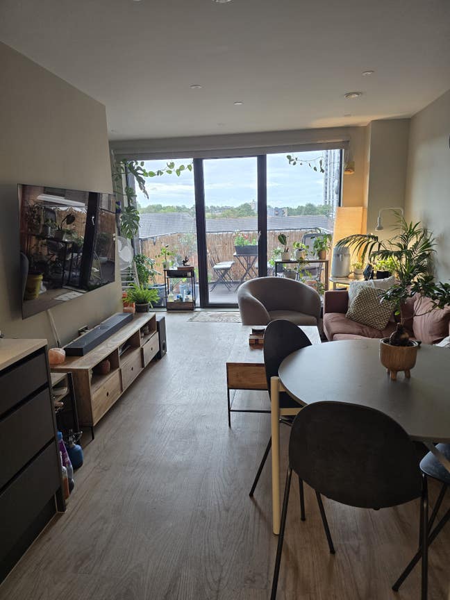Modern en-suite bedroom in spacious flat Main Photo