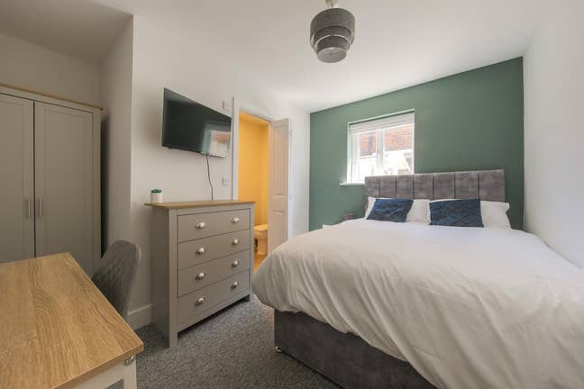 Double Ensuite in quiet house Main Photo