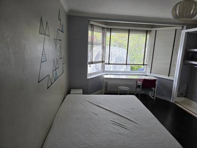 Double bedroom furnished in spacious house!  Main Photo