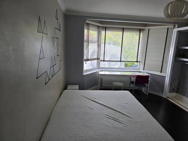 Double bedroom furnished in spacious house!  Main Photo