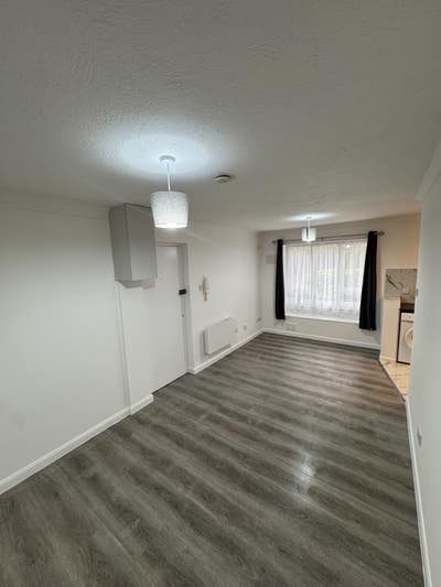 Fully Renovated Studio Flat - Harlington Main Photo