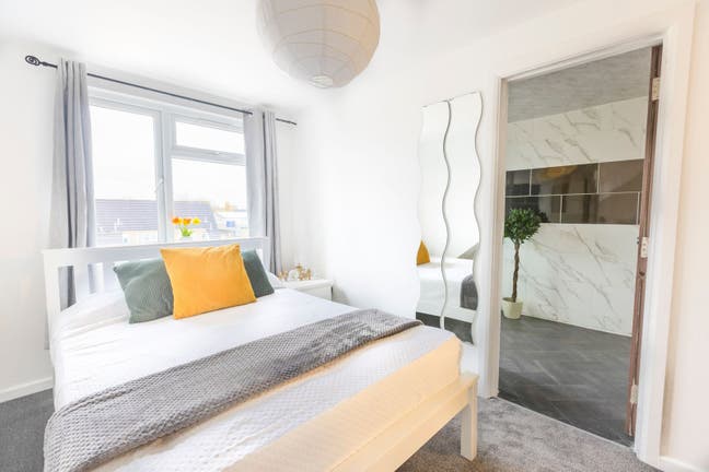Double en-suite / Hounslow West Main Photo