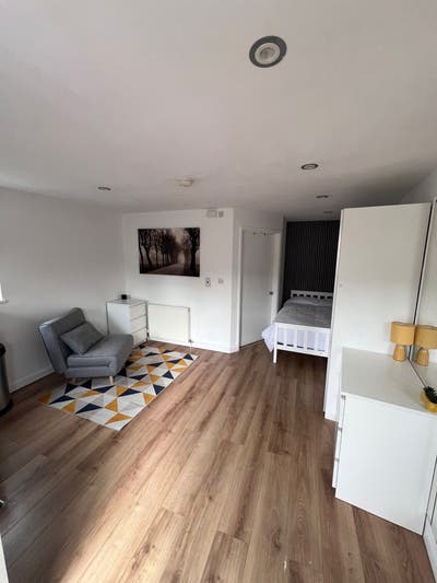 Studio room with Ensuite and own kitchen Main Photo