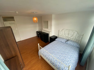 Shoreditch ! Spacious Double with Private Balcony! Main Photo