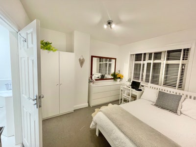  Double Room, moments from station & beach  Main Photo